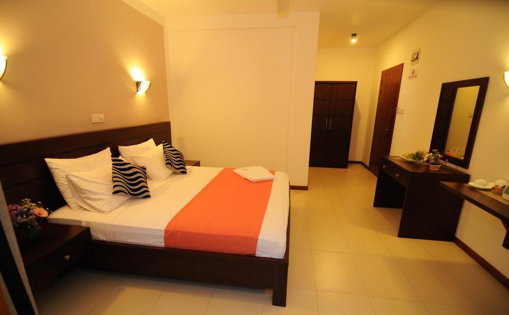 Hotel Shanelo Negombo Exteriör bild